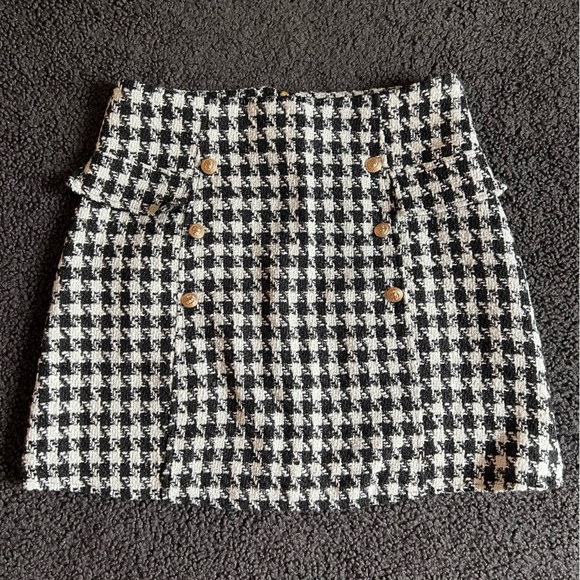 Francesca’s | Checkered Houndstooth Mini Skirt - Picture 2 of 10